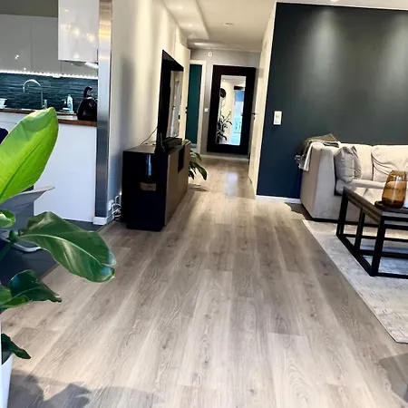 Spacious Scandinavian With Free Parking